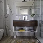 Renovated Flat Close To Shops And アパート