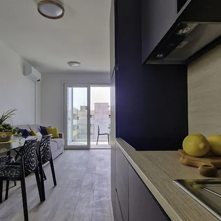 Renovated Flat Close To Shops And 아파트 *