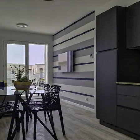 Renovated Flat Close To Shops And *