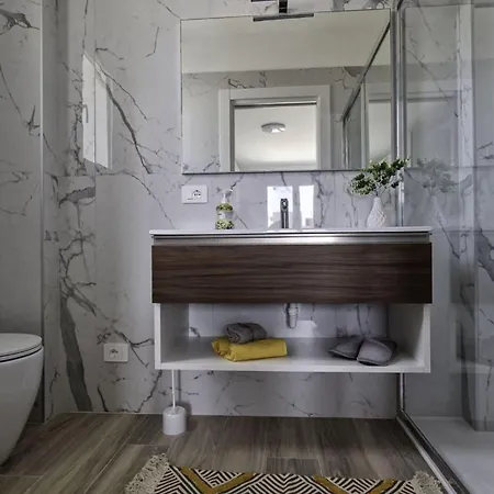 Renovated Flat Close To Shops And Διαμέρισμα