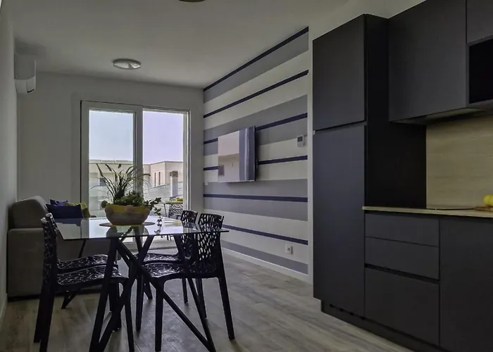 Renovated Flat Close To Shops And *